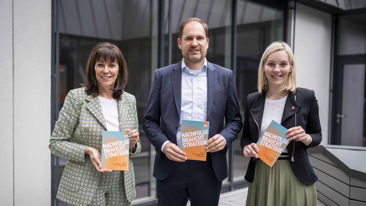 v.l.n.r.: WKÖ Vize-Präs. Martha Schulz, Prof. Dr. Reinhard Prügl (WU), JW-Bundesvorsitzende Bettina Dorfer-Pauschenwein