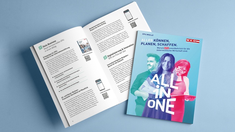 Ein aufgeschlagenes Magazin - darüber noch ein Heft