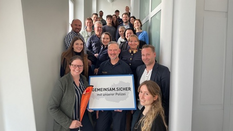 Gruppenfoto bei Polizei