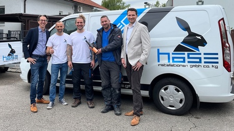 Gruppenfoto vor Firmenauto