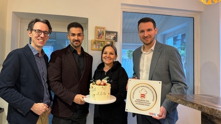 Gruupenfoto mit Torte