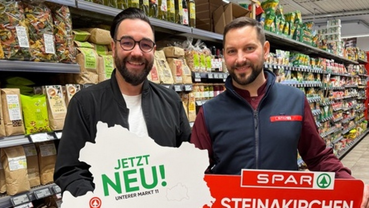 Bezirksvorsitzender JW Philipp Pflügl, Inhaber Ernst König im Spar-Markt