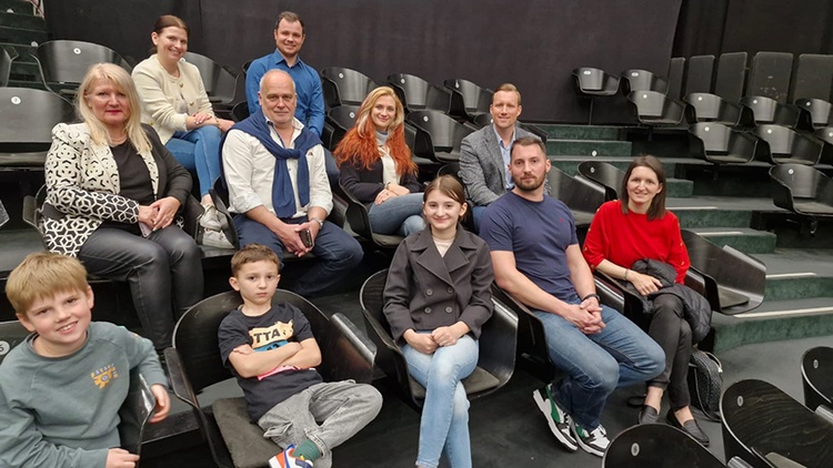 Gruppenbild - Teilnehmer sitzen im ORF Publikumsbereich auf schwarzen Sesseln.